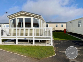 Palm Grove 132 - pet friendly, WiFi, central heating, close to shops and beach - Meadow Lakes Caravan & Lodge Hire